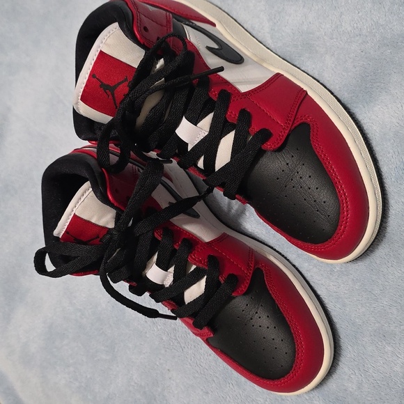 Air Jordan 2020 1 Mid GS 'Chicago Black Toe Size 4Y - Picture 3 of 12